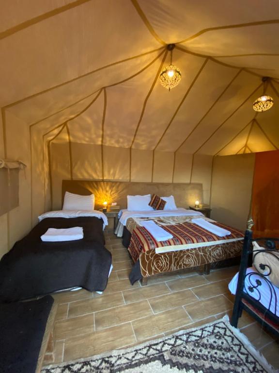 Кровать или кровати в номере Merzouga desert glamping