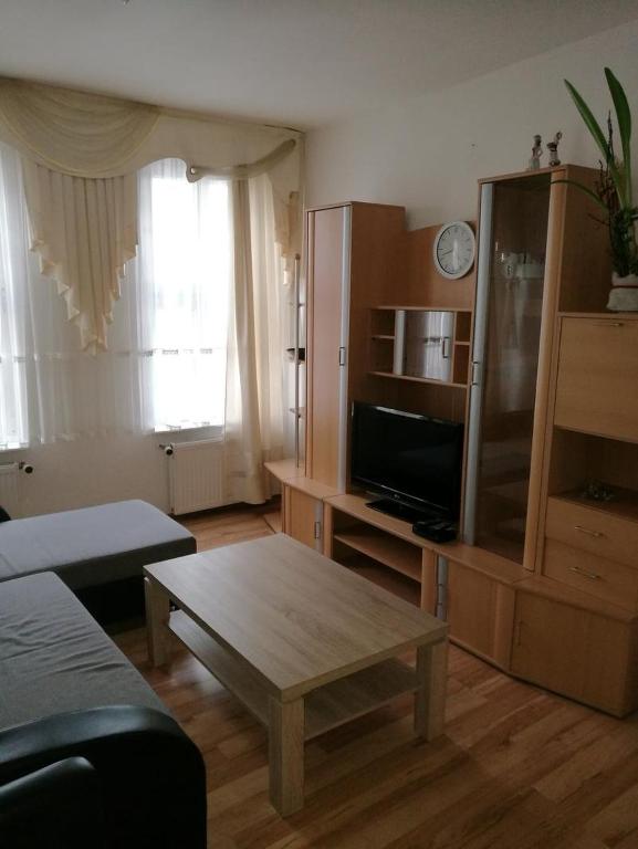 ゲッティンゲンにある3-Zimmer im Herzen von Göttingenのソファとコーヒーテーブルのあるリビングルーム