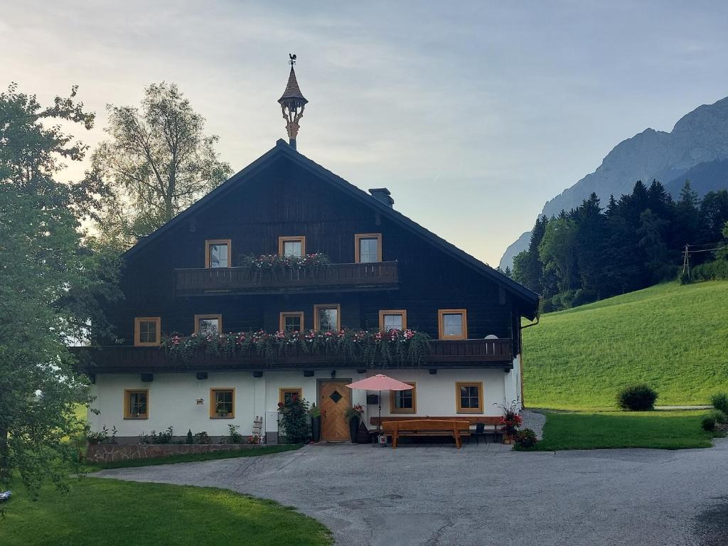 ein großes Haus mit Balkon darüber in der Unterkunft Appartement Steinerhof in Werfenweng