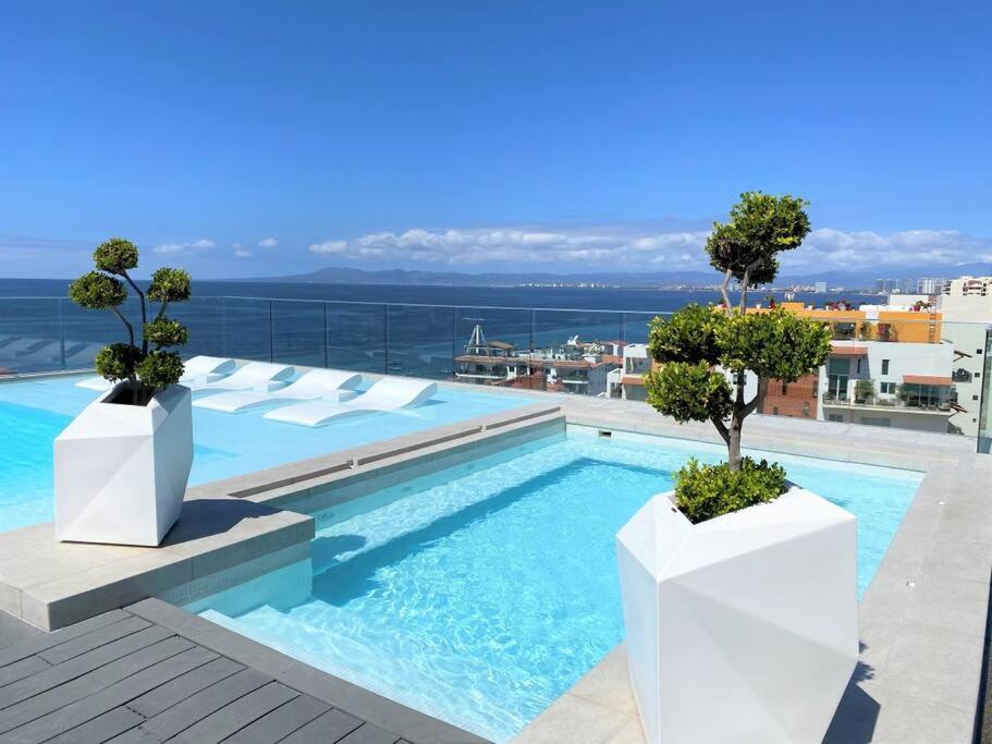 una piscina sul tetto di un edificio di New Zona Romantica beautiful Sunsets private Spa a Puerto Vallarta