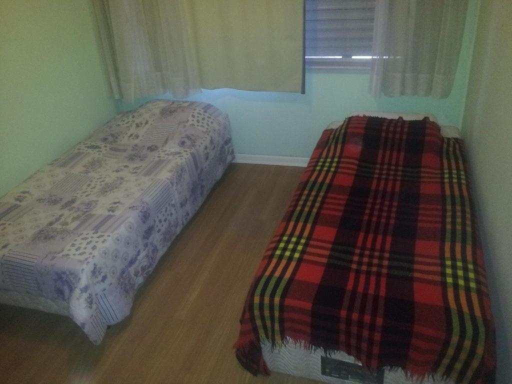 מיטה או מיטות בחדר ב-quarto individual amplo