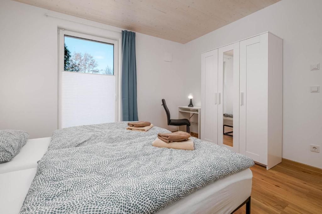 1 dormitorio con 1 cama con 2 toallas en Am Thie, en Hoisdorf
