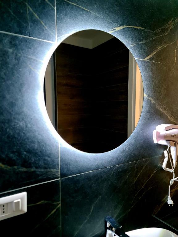 زندگی در ناپل, آژانس هواپیمایی آسمان سپید
