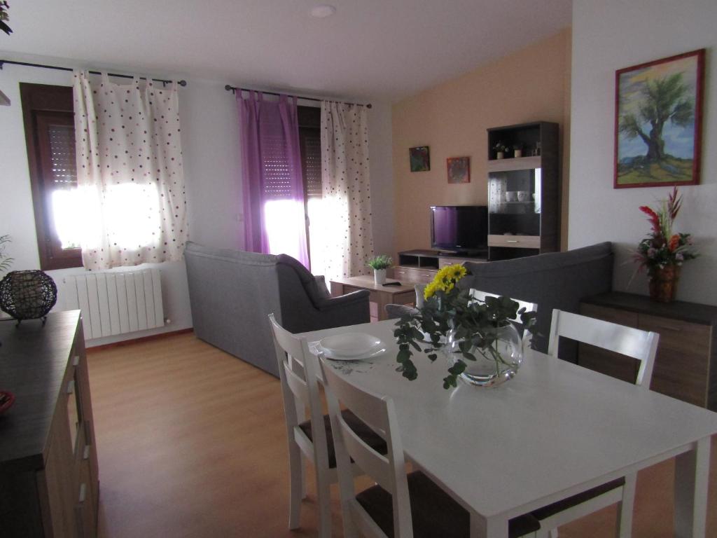 a living room with a white table and chairs at VTAR San Francisco 2º in Baeza