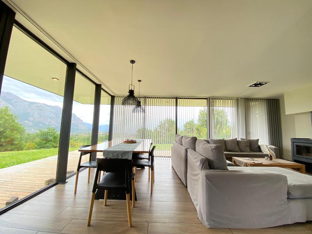 a living room with a couch and a table at Dpto de Categoría en Arelauquen Golf & Country in San Carlos de Bariloche