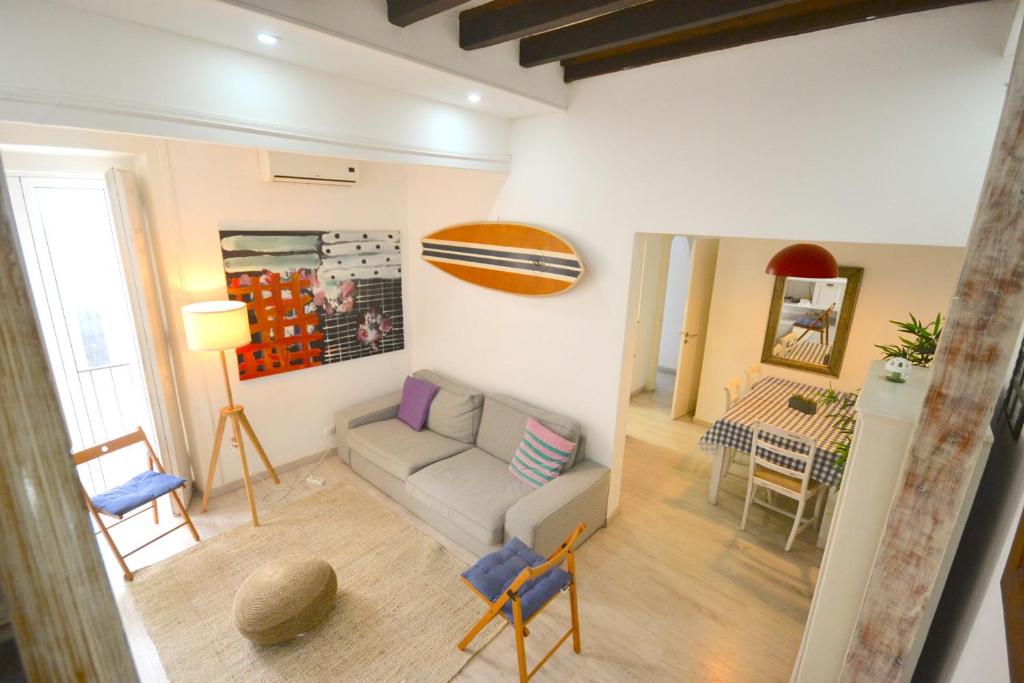 uma sala de estar com um sofá e uma mesa em TryLisbon Alcântara em Lisboa