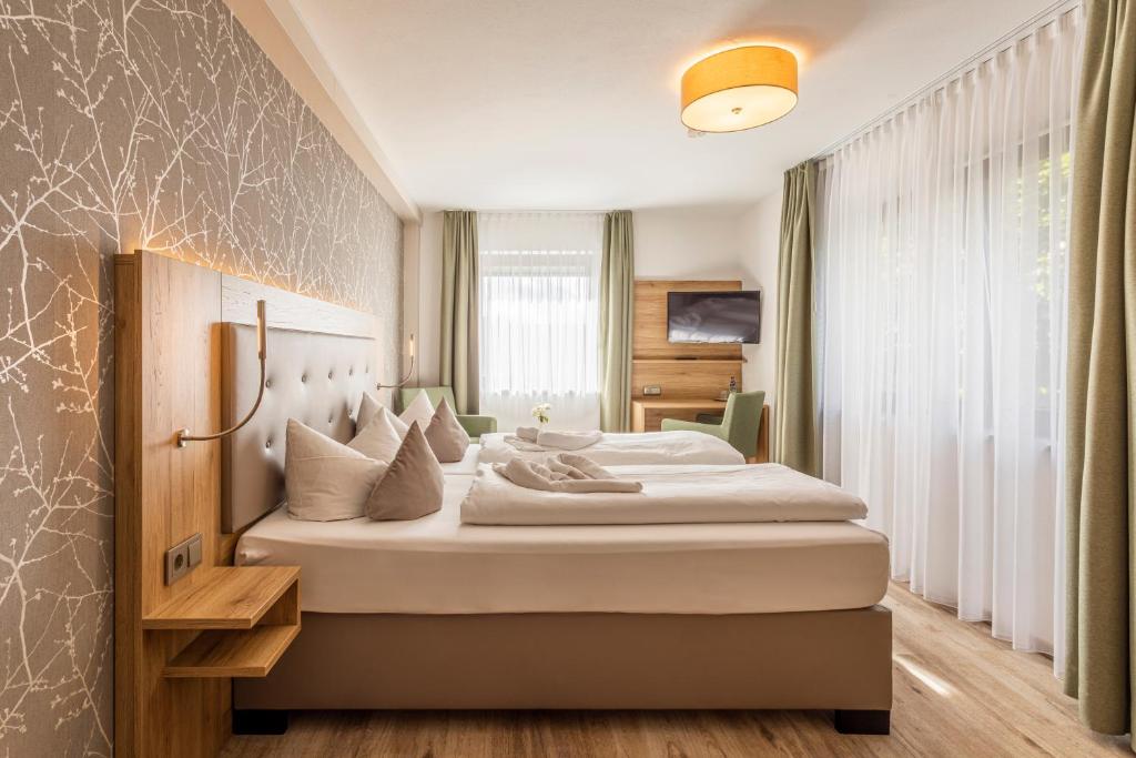 a hotel room with two beds in a room at Schönenberger Hof in Orsingen-Nenzingen