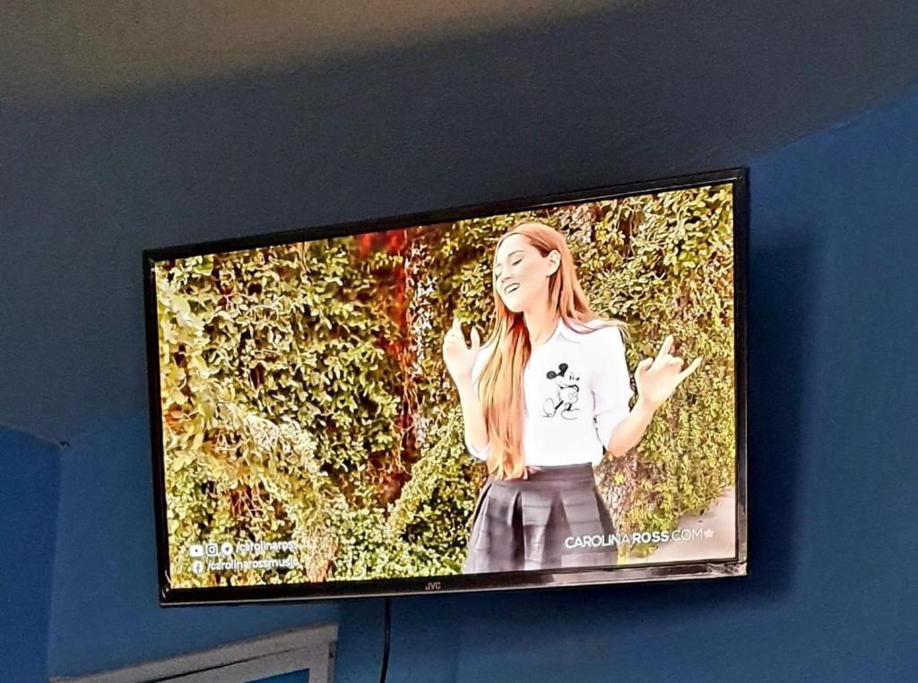 a flat screen tv hanging on a wall at ESTUDIO EL ANGEL. in Santa Cruz Huatulco