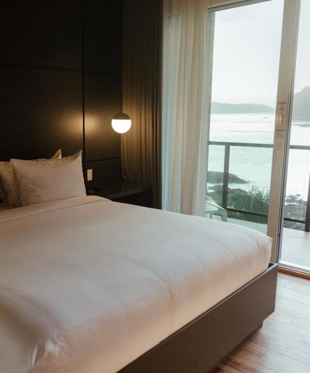 Postel nebo postele na pokoji v ubytování Duffin Cove Resort