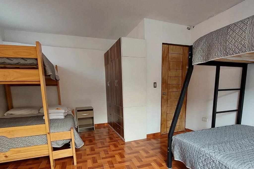 1 dormitorio con 2 literas y 1 cama en Departamento completo Chanchamayo, en La Merced