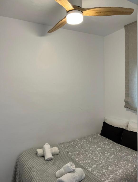 Posteľ alebo postele v izbe v ubytovaní PUERTO BANUS Apartamento PICASSO