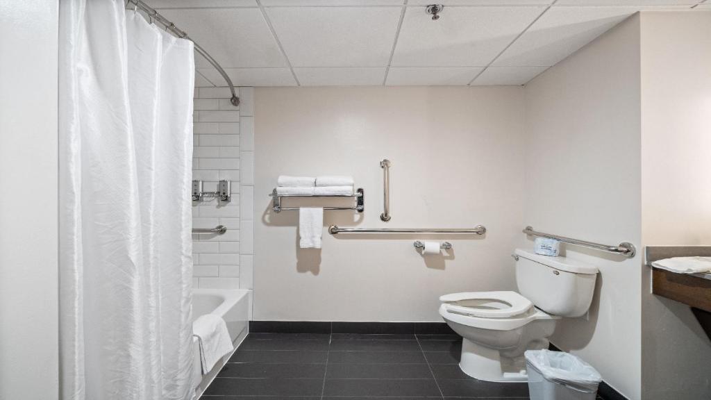 315 LoSo Hotel Airport - King Suite