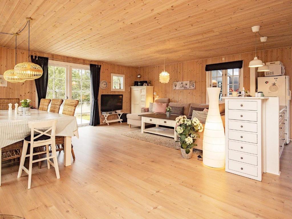 una cucina e un soggiorno con tavolo e sala da pranzo di Holiday home Blåvand VI a Blåvand