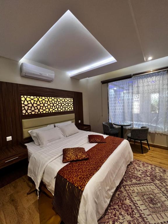 ein Schlafzimmer mit einem großen Bett und einem Fenster in der Unterkunft شاليهات وايت هافن - ابها in Chamis Muschait