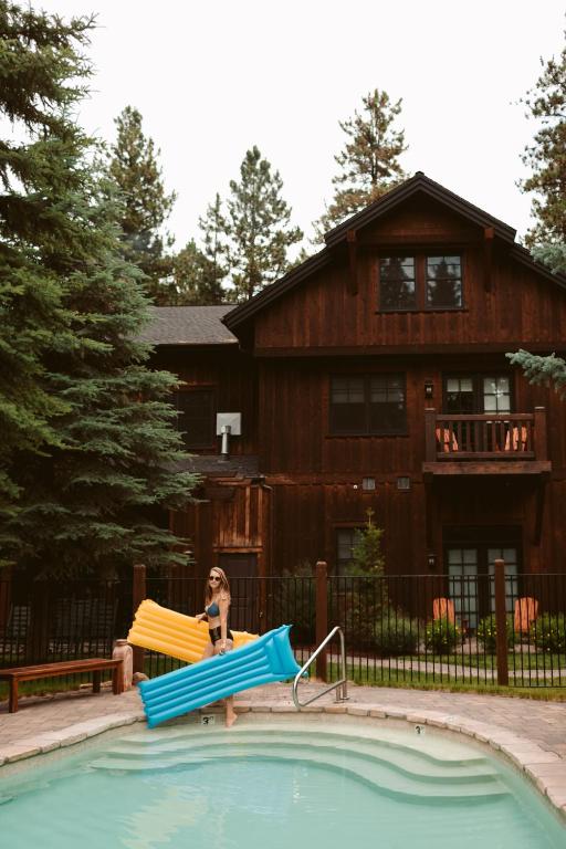 Bazén v ubytování FivePine Lodge nebo v jeho okolí
