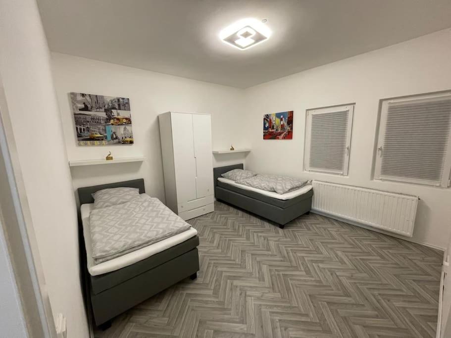 Habitación con 2 camas en una habitación en Apartment am Grünen Ring, en Herne