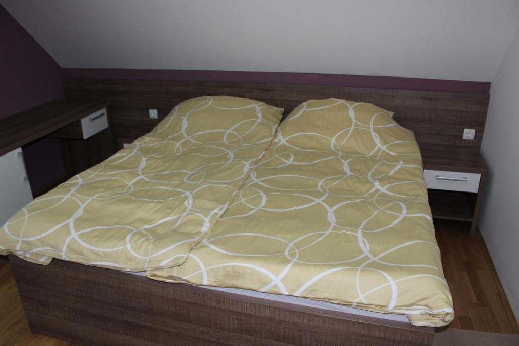 Postel nebo postele na pokoji v ubytování Hiša nasprot Sonca