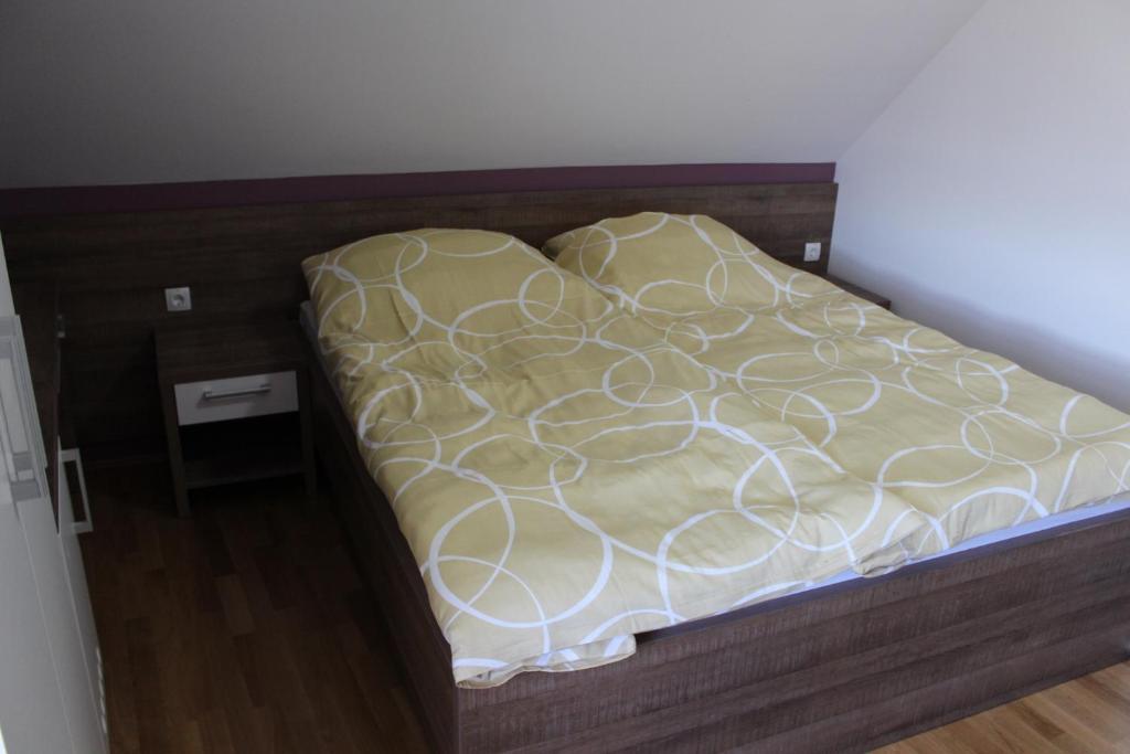 Postel nebo postele na pokoji v ubytování Hiša nasprot Sonca