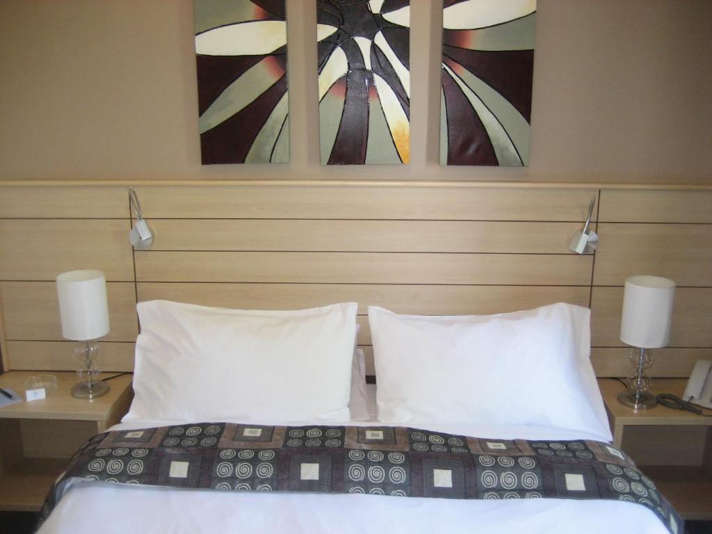 Postel nebo postele na pokoji v ubytování Crystal Suites