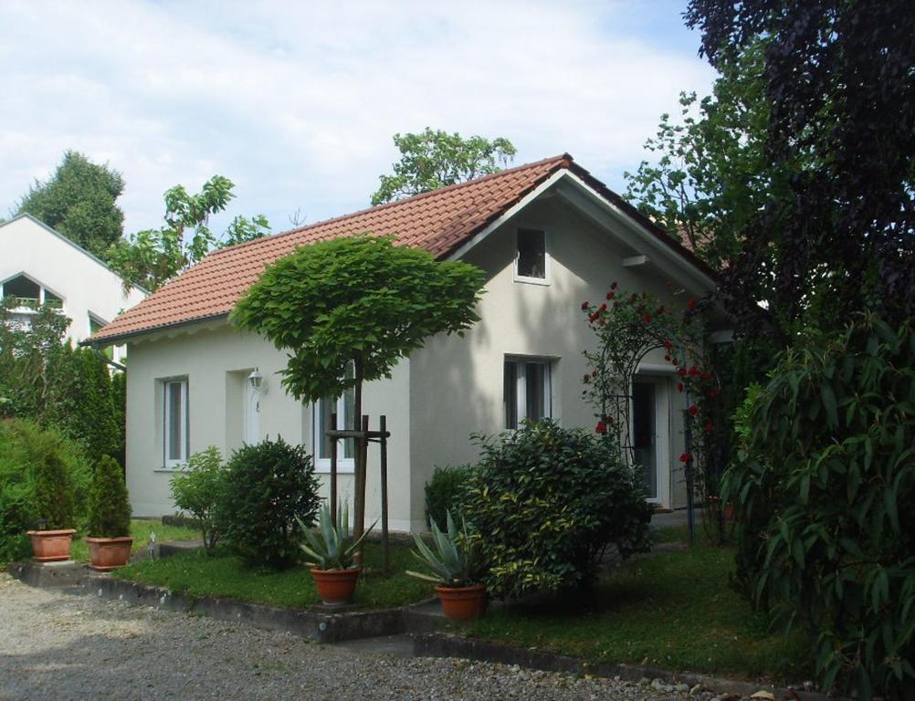 een wit huis met planten ervoor bij Villa Maja in Markdorf