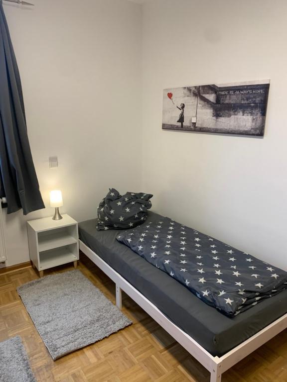 Postel nebo postele na pokoji v ubytování Mainpark Apartment 4 Schlafzimmer bis zu 10 Personen direkt über AschaffApartment bei Aschaffenburg