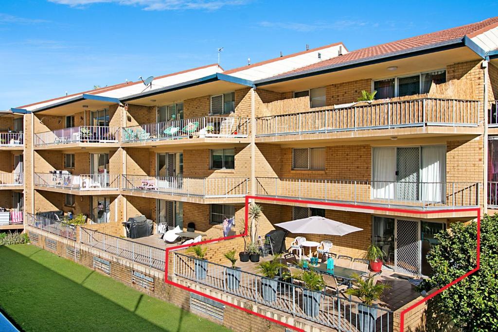 una vista aérea de un edificio con patio en Kirra Beachside, en Gold Coast