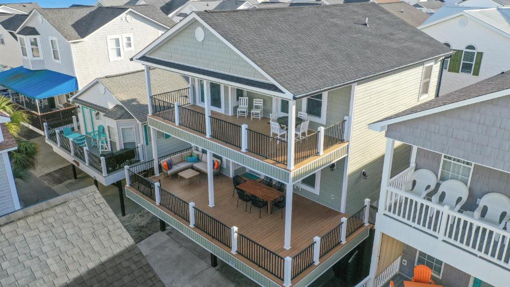 Beautiful Beach House w/Ocean View! Ocean Lakes SC في ميرتل بيتش: إطلالة علوية على منزل به سطح