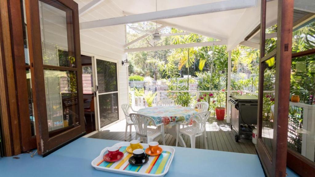 una veranda con tavolo e piatto di cibo di Magnetic Dreams Unit 1 ad Arcadia