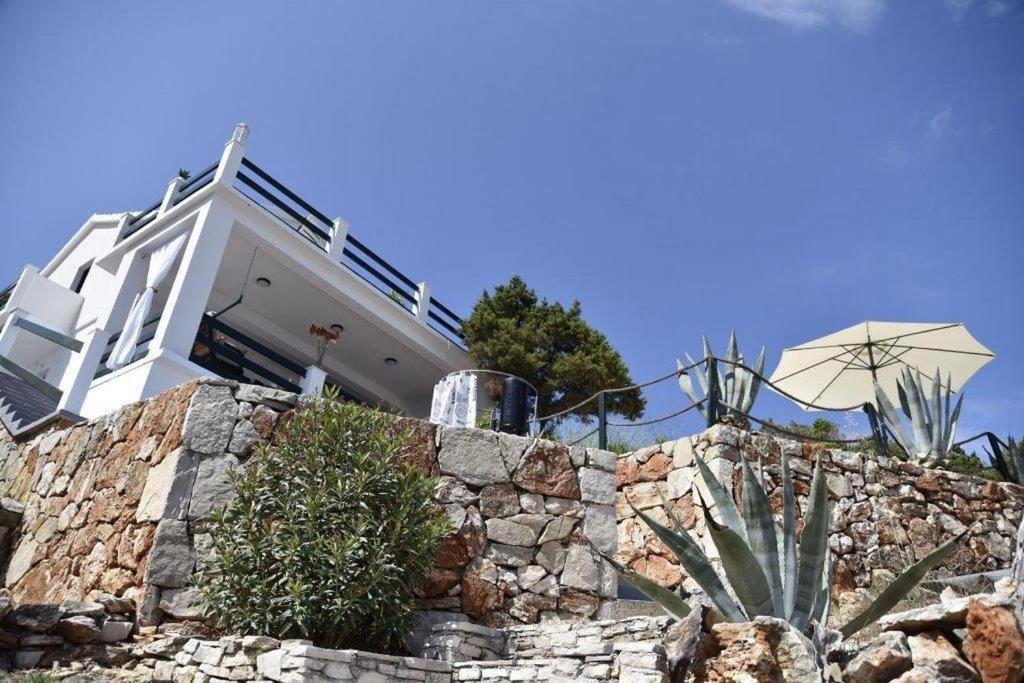 dom na kamiennej ścianie z parasolką w obiekcie Secluded fisherman's cottage Cove Zecja, Hvar - 13858 w mieście Jelsa