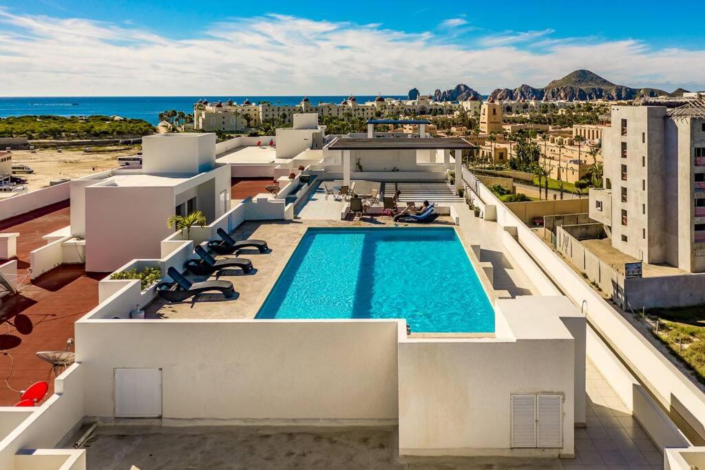 an aerial view of a building with a swimming pool at Moderno condo de 1 rec con alberca 5 mins a playa 103b in Cabo San Lucas