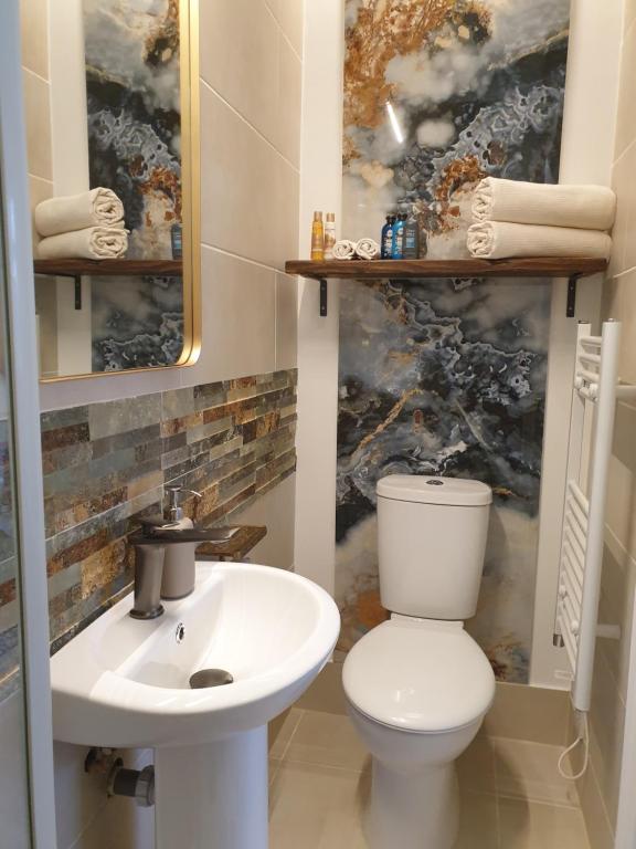 Vannituba majutusasutuses Beautiful Double En-suite Room, separate entrance, Ilford, Central line Gants Hill, free parking