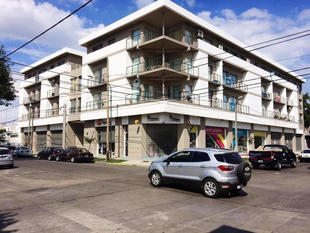 un coche aparcado frente a un edificio en Valeanuncio en Mar del Plata