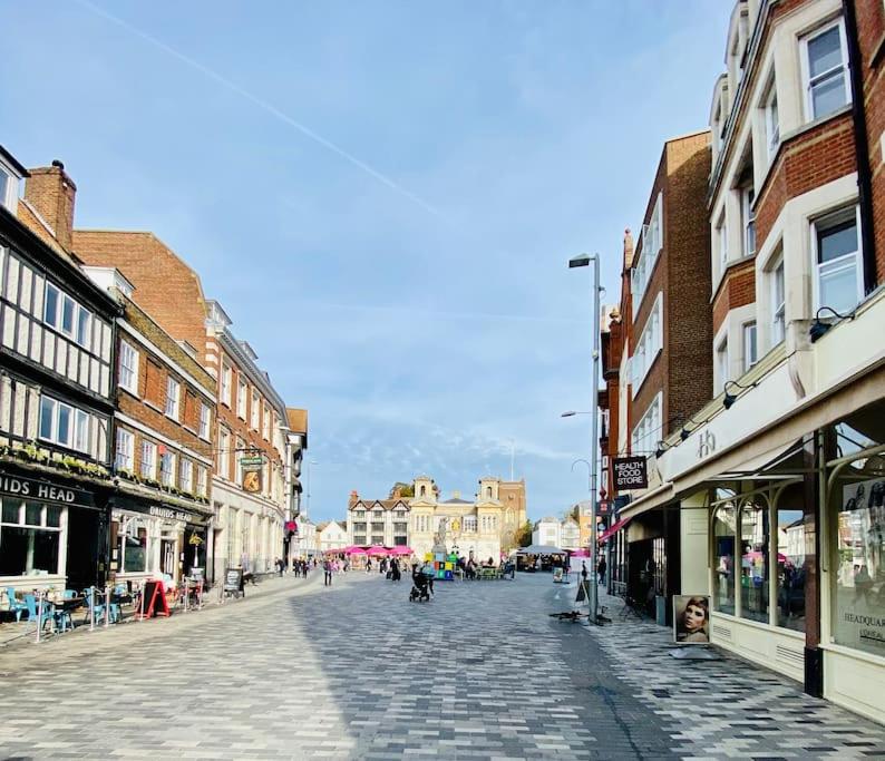 a cobblestone street in a town with buildings at New studio flat overlooking city centre in Kingston upon Thames