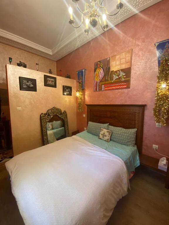Postel nebo postele na pokoji v ubytování Dar Sam - Mary Room