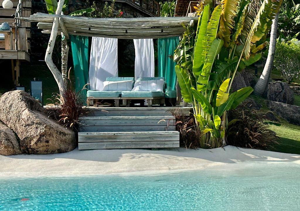Bazén v ubytování Château de feuilles & SPA - Praslin island nebo v jeho okolí
