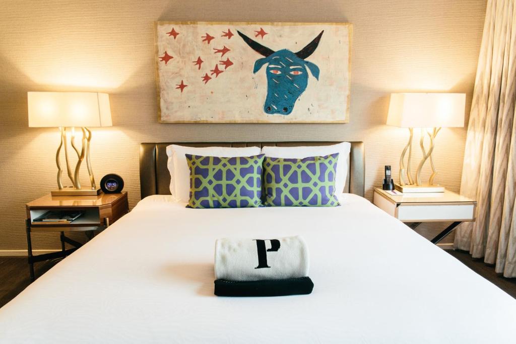 Postel nebo postele na pokoji v ubytování Kimpton Hotel Palomar Phoenix Cityscape by IHG