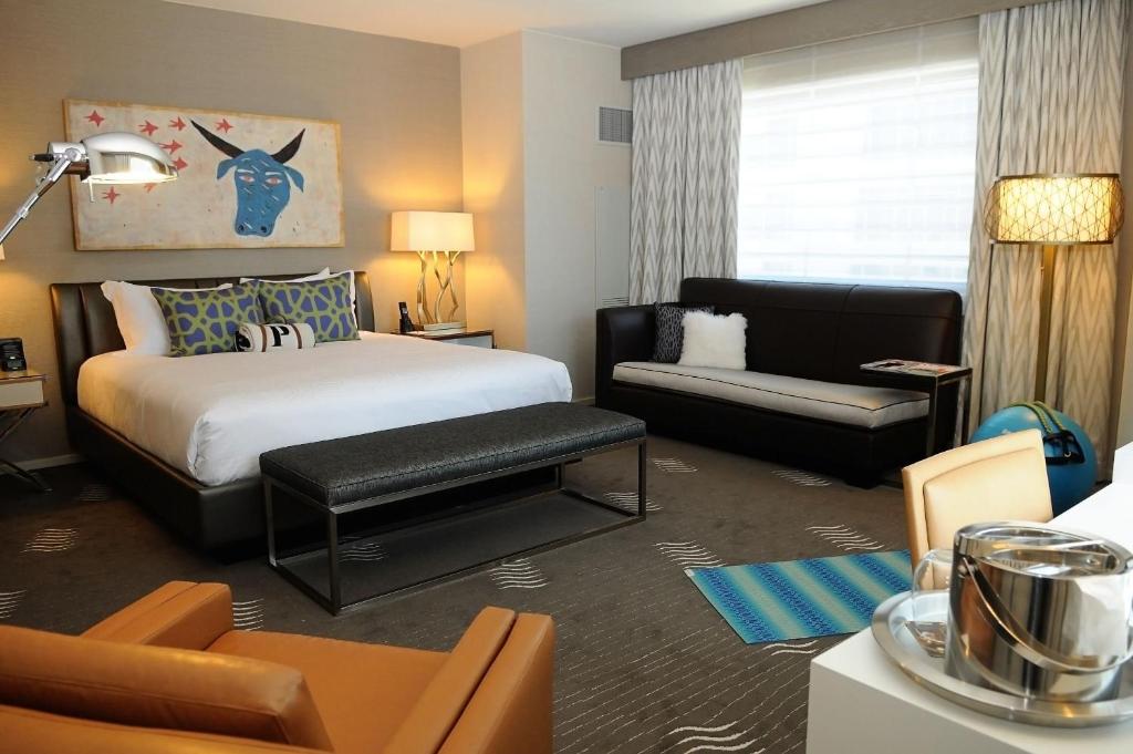 Tempat tidur dalam kamar di Kimpton Hotel Palomar Phoenix Cityscape, an IHG Hotel