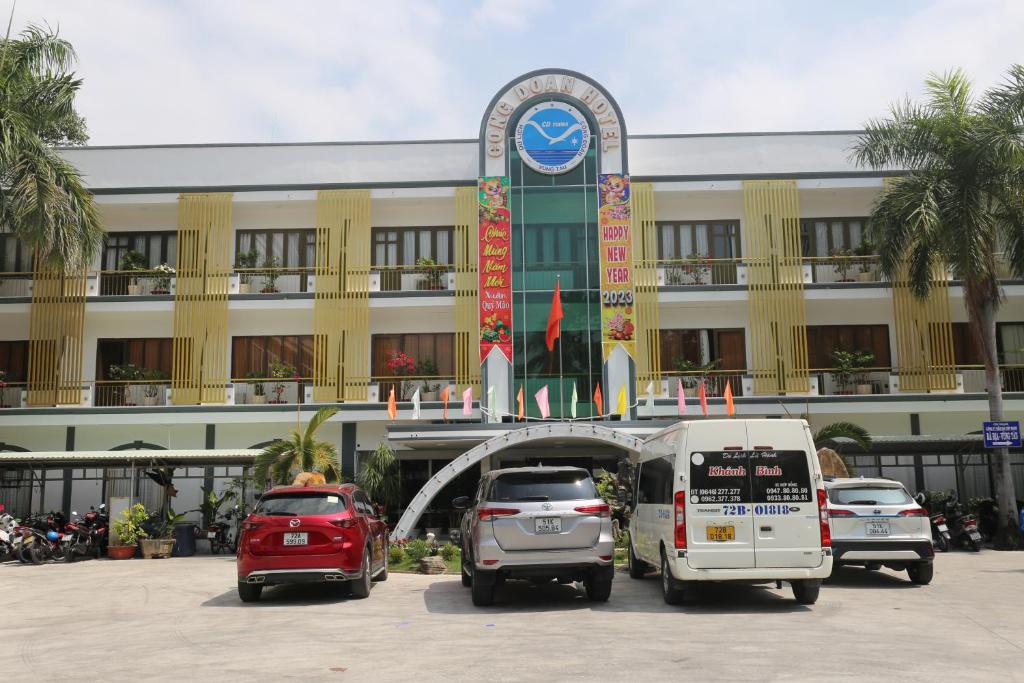 un grupo de coches estacionados frente a un edificio en Cong Doan Hotel Vung Tau en Vung Tau