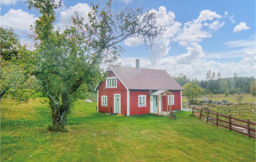 ÖdeshögにあるStunning Home In deshg With Kitchenの木の畑の赤い家