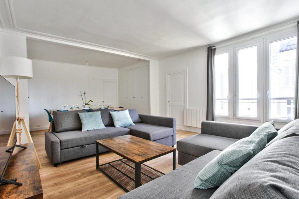 Sala de estar con 2 sofás y mesa en Appartement Quartier Le Marais 1 en París