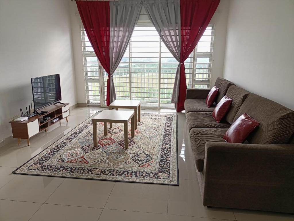 Jannah Homestay Seruling في بوتراجايا: غرفة معيشة مع أريكة وطاولة