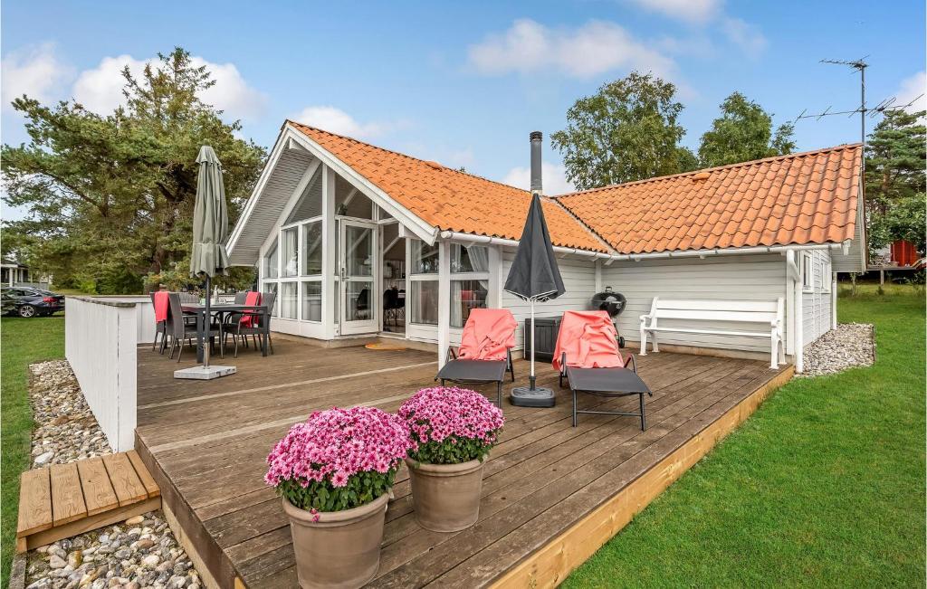 Casa con terraza con sillas y sombrilla en Stunning Home In Ebeltoft With House Sea View en Ebeltoft