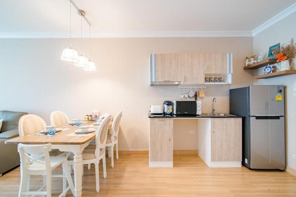 Kuchyň nebo kuchyňský kout v ubytování Hua Hin My Resort 3BR Family Condo Free Water Park Walk to Beach & Cicada Night Market หัวหิน ห้องแฟมมิลี่ 3 ห้องนอน ฟรีสวนน้ำ ใกล้ทะเลและตลาดซิเคด้า