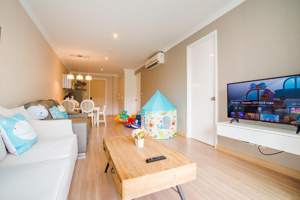 TV a/nebo společenská místnost v ubytování Hua Hin My Resort 3BR Family Condo Free Water Park Walk to Beach & Cicada Night Market หัวหิน ห้องแฟมมิลี่ 3 ห้องนอน ฟรีสวนน้ำ ใกล้ทะเลและตลาดซิเคด้า