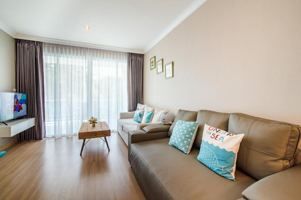 TV a/nebo společenská místnost v ubytování Hua Hin My Resort 3BR Family Condo Free Water Park Walk to Beach & Cicada Night Market หัวหิน ห้องแฟมมิลี่ 3 ห้องนอน ฟรีสวนน้ำ ใกล้ทะเลและตลาดซิเคด้า
