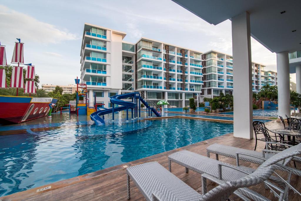 Bazén v ubytování Hua Hin My Resort 3BR Family Condo Free Water Park Walk to Beach & Cicada Night Market หัวหิน ห้องแฟมมิลี่ 3 ห้องนอน ฟรีสวนน้ำ ใกล้ทะเลและตลาดซิเคด้า nebo v jeho okolí