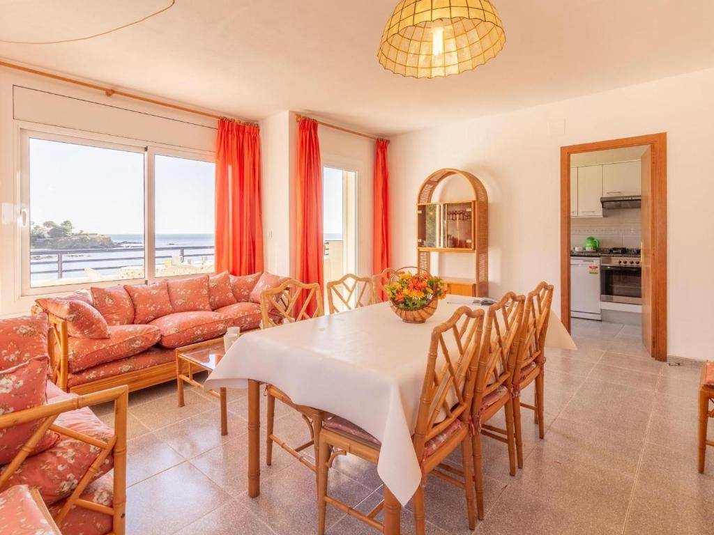 Kuchyňa alebo kuchynka v ubytovaní BELLAMAR C - Casa adosada para 10 personas en primera línea de mar en Llançà. - ES-228-18