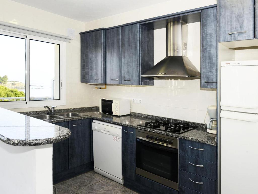 Kuchyň nebo kuchyňský kout v ubytování VINYA FARELLA 4 - Apartamento luminoso con vistas la mar y parking. - ES-228-19