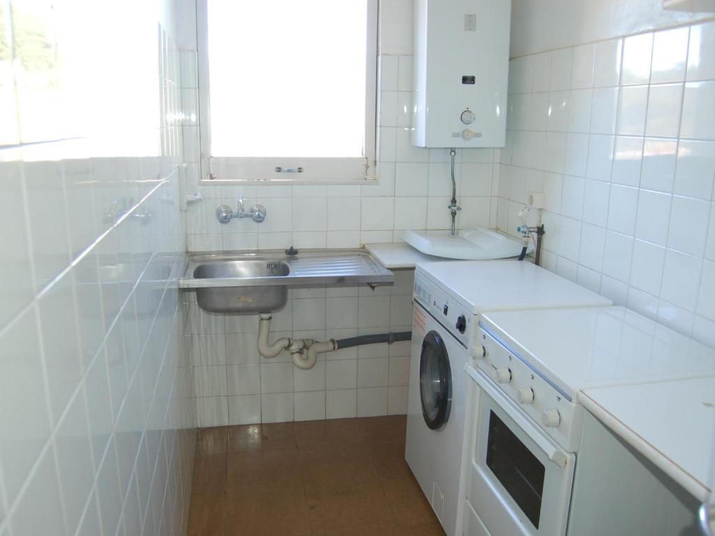 Kuchyň nebo kuchyňský kout v ubytování POMPEU FABRA - Apartamento luminoso a 300 m. de la playa de Grifeu. - ES-228-26