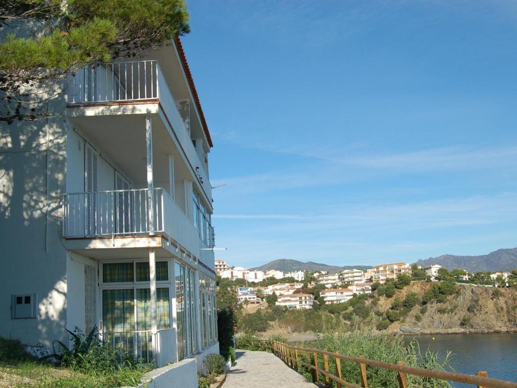 a building with a balcony next to a body of water at FANÉ-MAR 5 - Apartamento con vistes impresionantes a 300 m. de la playa. - ES-228-24 in Llança